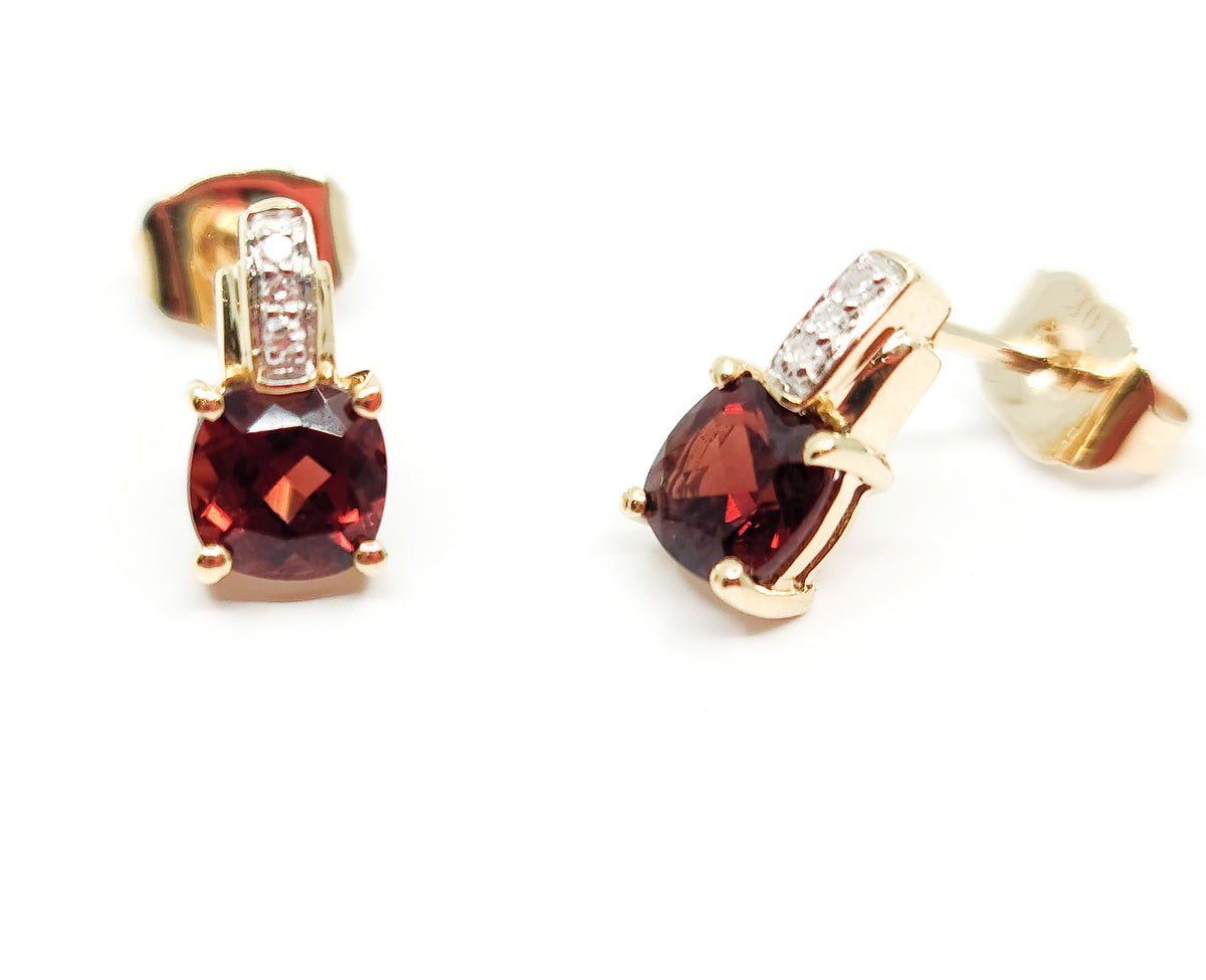 10K White &amp; Yellow Gold Garnet and 0.025cttw Diamond Ring