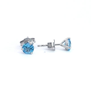Aretes de topacio azul de 5 mm en oro blanco de 10 quilates con engaste de tres garras