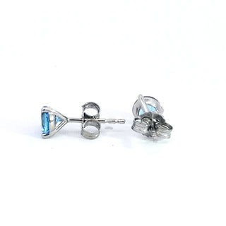 Aretes de topacio azul de 5 mm en oro blanco de 10 quilates con engaste de tres garras