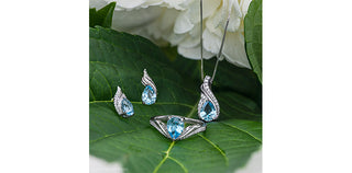 Aretes de oro blanco de 10 quilates con topacio azul de 2,00 quilates y diamantes de 0,12 quilates