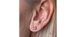 Aretes con forma de estrella de diamantes canadienses de 0,125 quilates en oro amarillo de 10 quilates