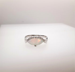 Anillo de ópalo y diamantes