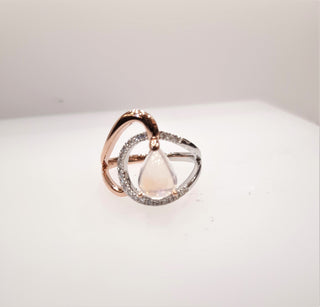 Anillo de piedra lunar y diamantes