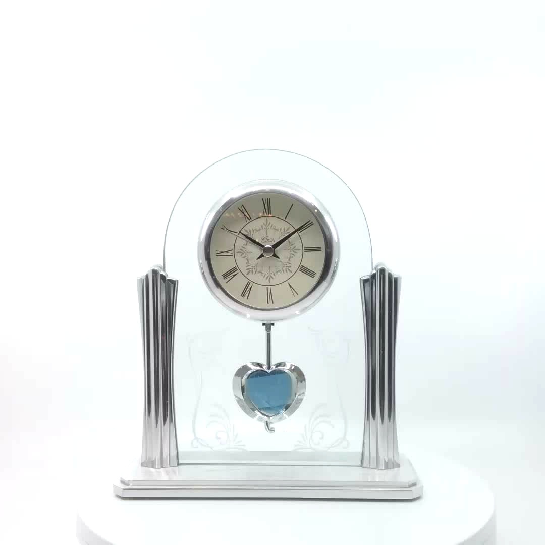 Reloj de cristal con péndulo de corazón