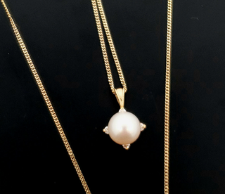 Colgante de diamantes y perlas cultivadas en oro amarillo de 10 quilates - 18"
