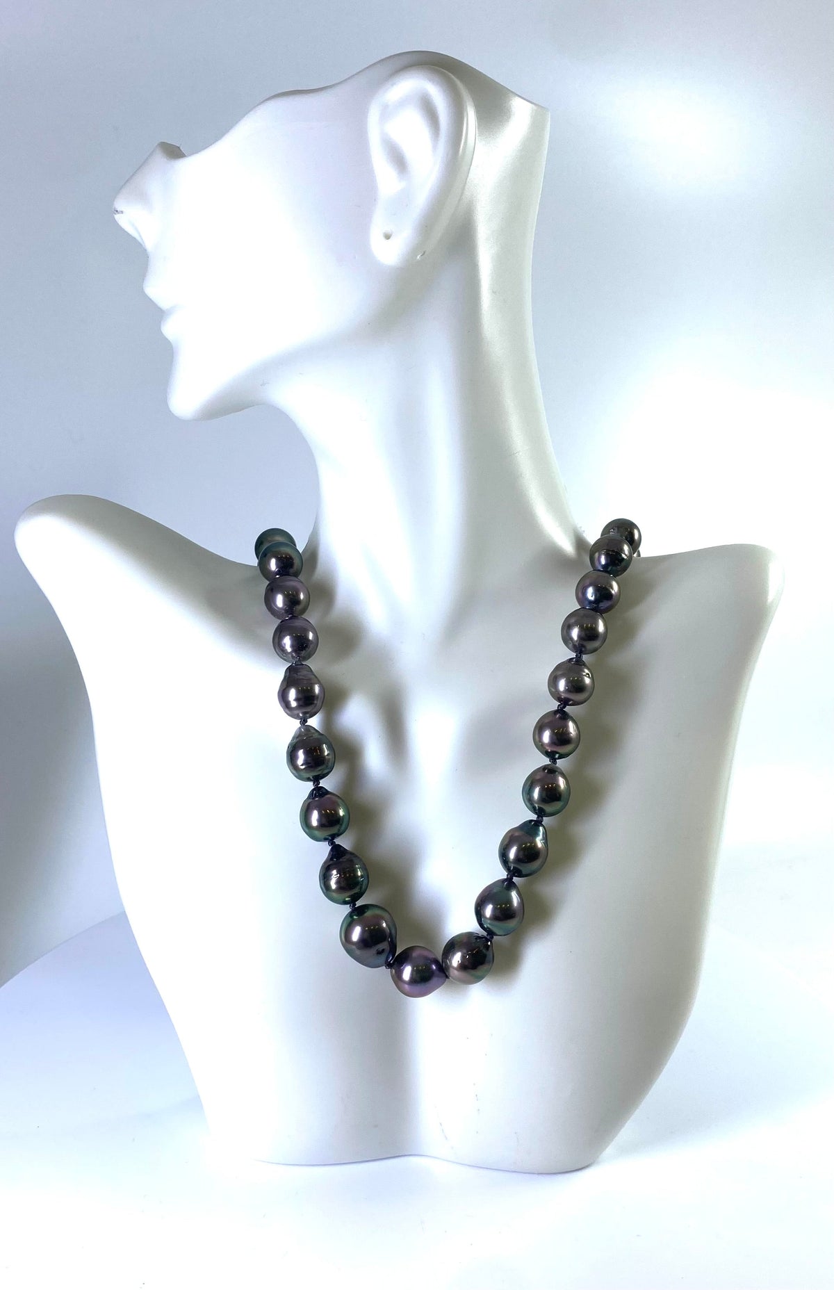 Hebra de perlas de Tahití negras con cierre de perlas de oro blanco de 14 k - 18&quot;