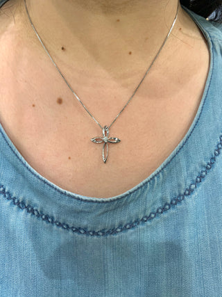 Collar de plata con cruz de diamantes