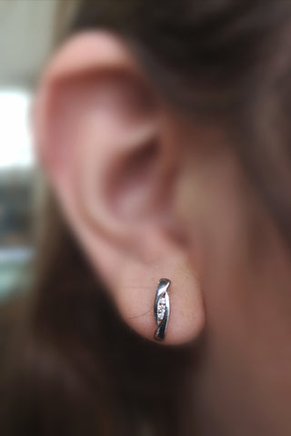 Aretes de diamantes de 0,06 quilates en oro blanco de 10 quilates