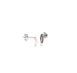 Aretes de diamantes de 0,06 quilates en oro blanco de 10 quilates