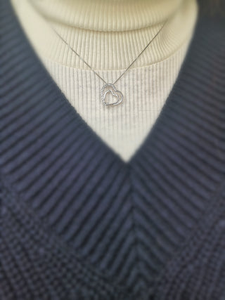 Colgante en forma de corazón con diamantes de 0,05 quilates en oro blanco de 10 quilates, 18"