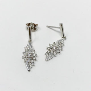 Aretes de diamantes de 0,50 quilates en oro blanco de 10 quilates