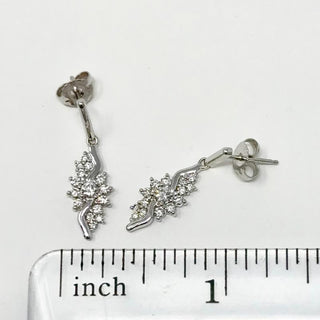 Aretes de diamantes de 0,50 quilates en oro blanco de 10 quilates