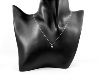 Colgante de diamante canadiense de talla princesa de 0,123 quilates en oro blanco de 10 quilates, 18"