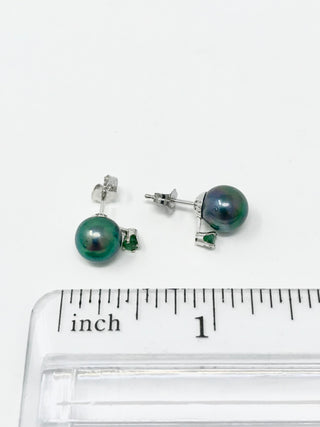 Pendientes de perlas negras cultivadas con esmeraldas