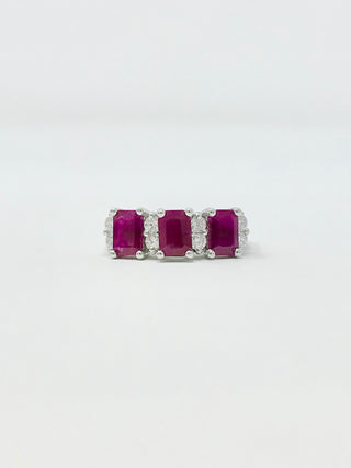 Anillo de rubí y diamantes