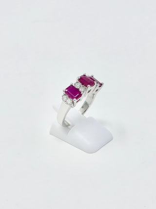 Anillo de rubí y diamantes