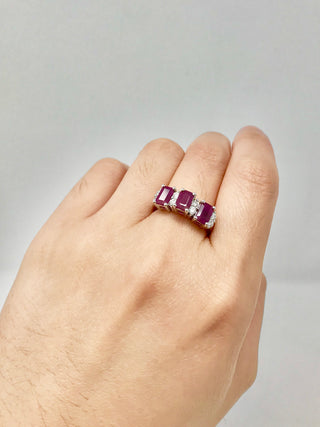 Anillo de rubí y diamantes