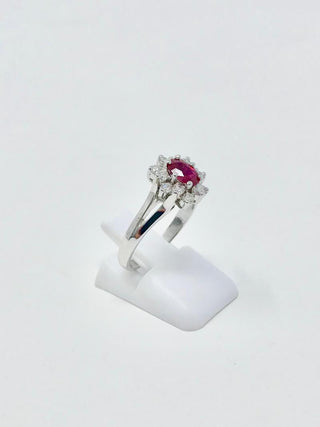 Anillo de rubí y diamantes