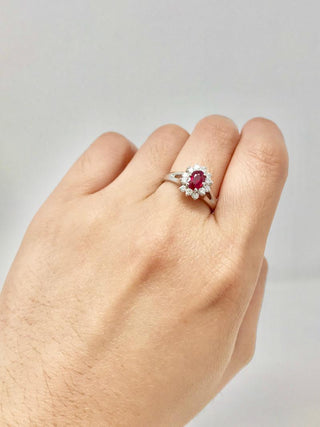 Anillo de rubí y diamantes