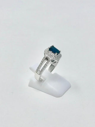 Anillo de zafiro y diamantes