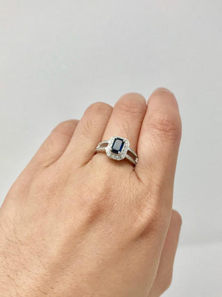 Anillo de zafiro y diamantes