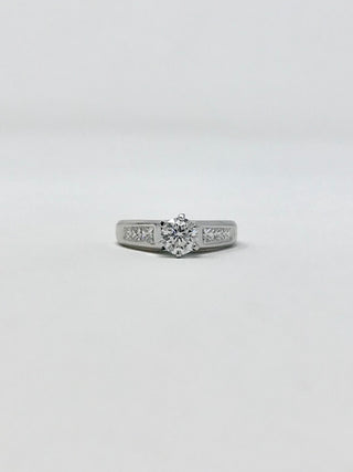 Anillo de compromiso de diamantes