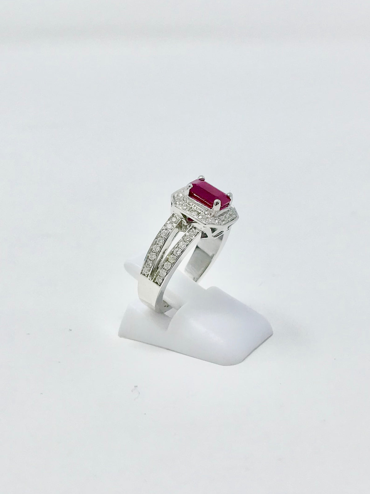 Anillo de rubí y diamantes