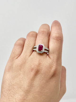 Anillo de rubí y diamantes