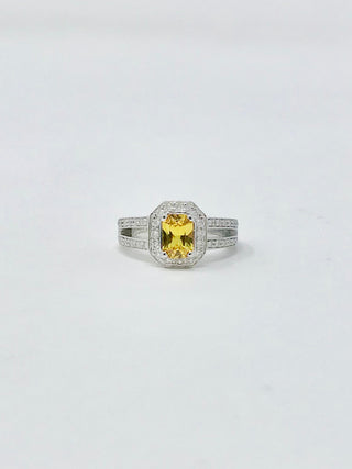 Anillo de zafiro amarillo y diamantes