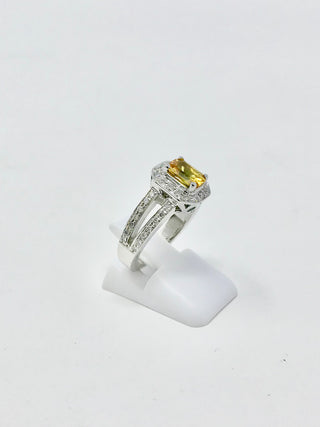Anillo de zafiro amarillo y diamantes