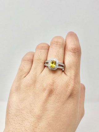 Anillo de zafiro amarillo y diamantes
