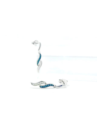 Pendientes de diamantes azules tratados