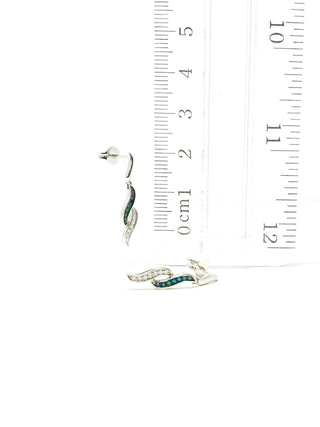 Pendientes de diamantes azules tratados