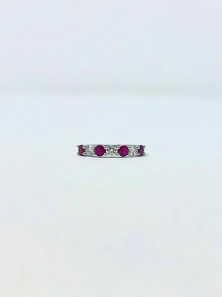 Anillo de rubí y diamantes