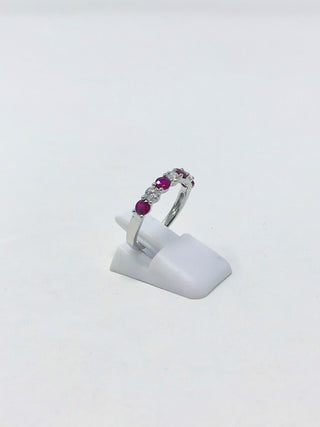 Anillo de rubí y diamantes