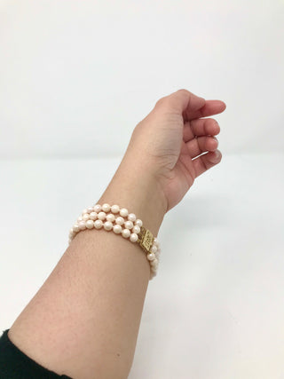 Pulsera de perlas de triple hebra