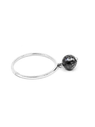 Anillo de perlas negras mejoradas de color agua dulce genuina de 6,0 mm de oro blanco de 10 quilates, tamaño 6,5