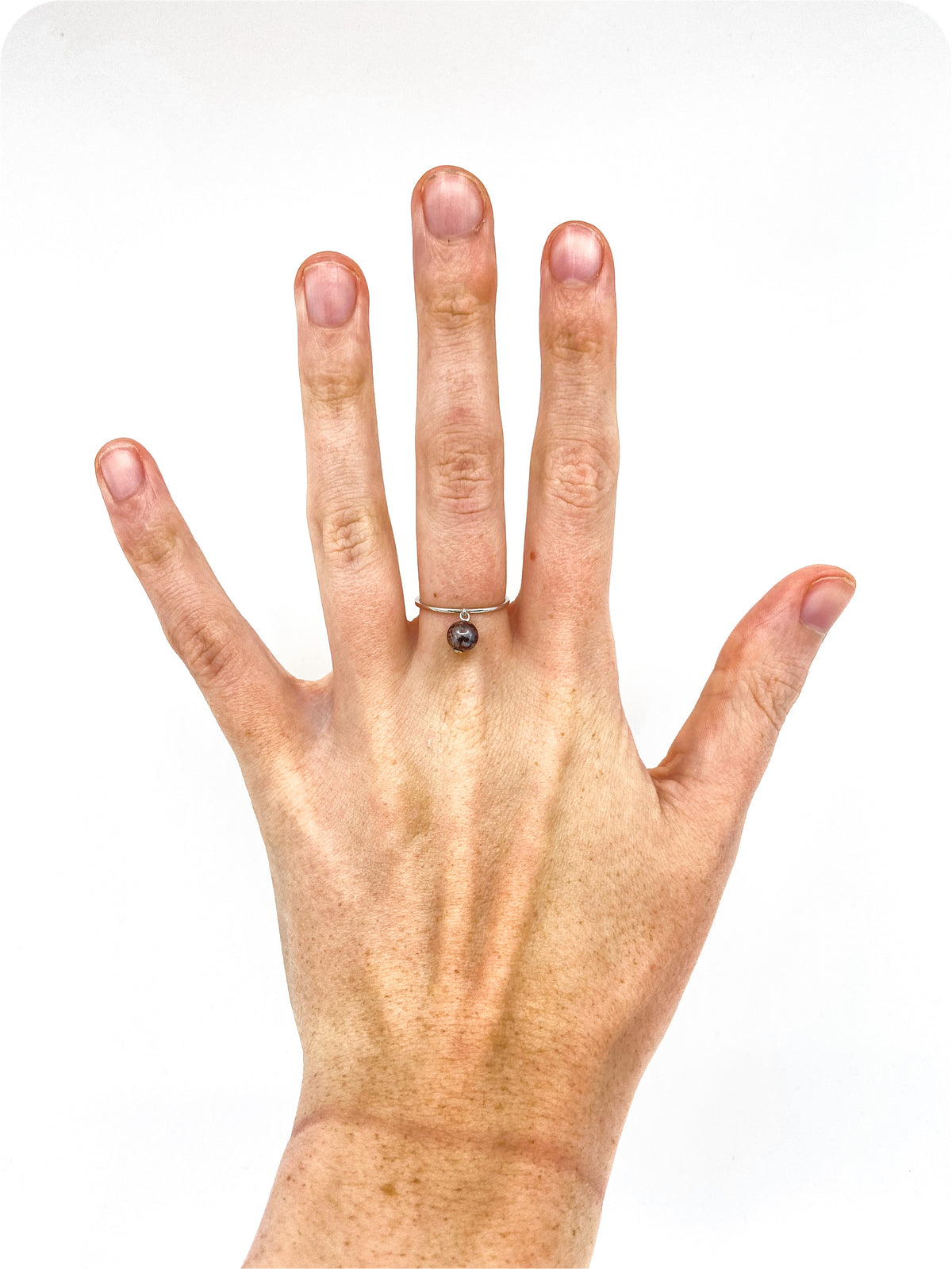 Anillo de perlas negras mejoradas de color agua dulce genuina de 6,0 mm de oro blanco de 10 quilates, tamaño 6,5