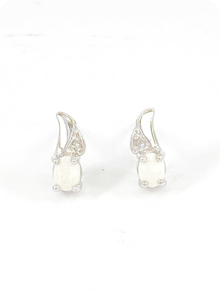 Pendientes de oro blanco de 10 quilates con ópalo genuino de 0,22 quilates y diamantes de 0,01 quilates