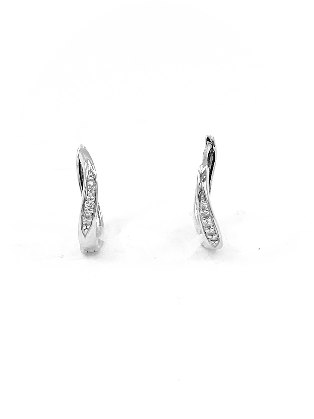 Pendientes tipo argolla con bisagras Huggie de oro blanco de 10 quilates con diamantes de talla redonda de 0,06 quilates