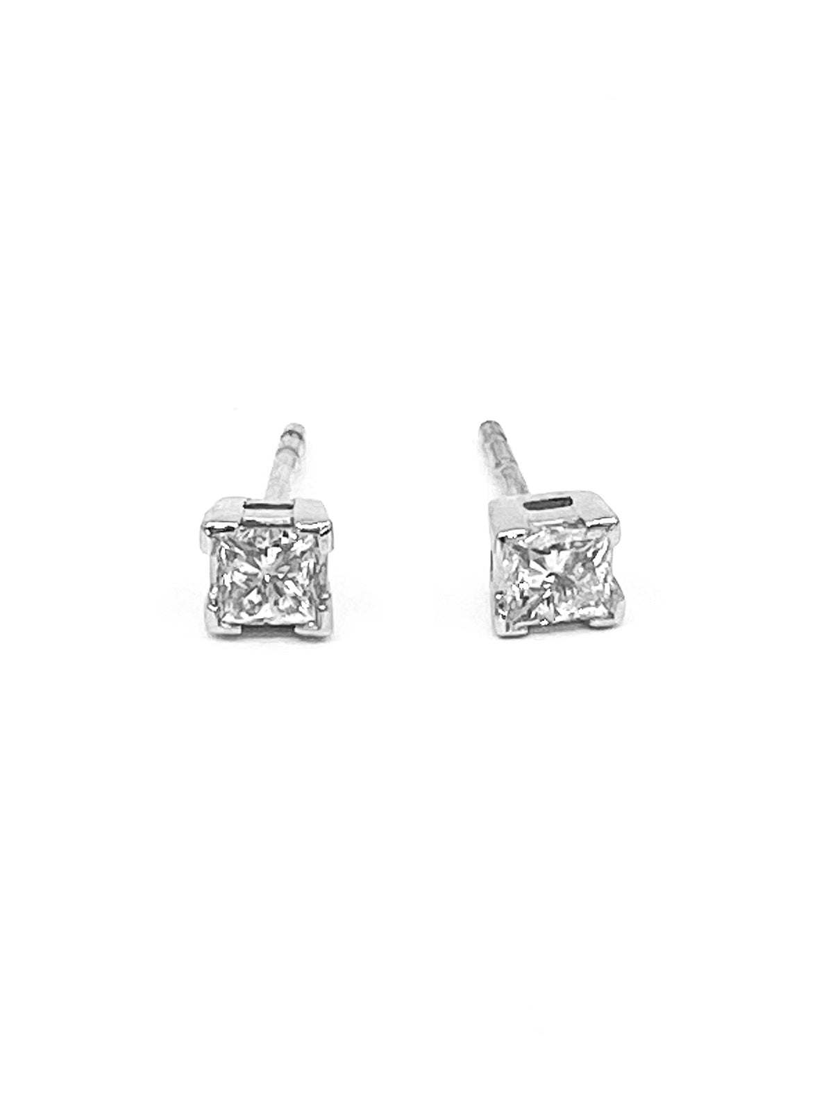 Aretes de diamantes canadienses de talla princesa de 0,77 quilates en oro blanco de 14 quilates con cierre de mariposa