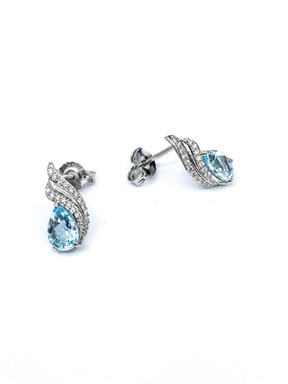 Aretes de oro blanco de 10 quilates con topacio azul de 2,00 quilates y diamantes de 0,12 quilates
