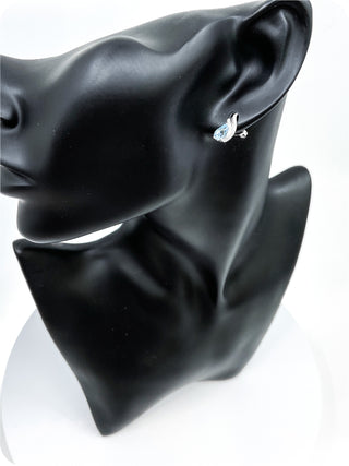 Aretes de oro blanco de 10 quilates con topacio azul de 2,00 quilates y diamantes de 0,12 quilates