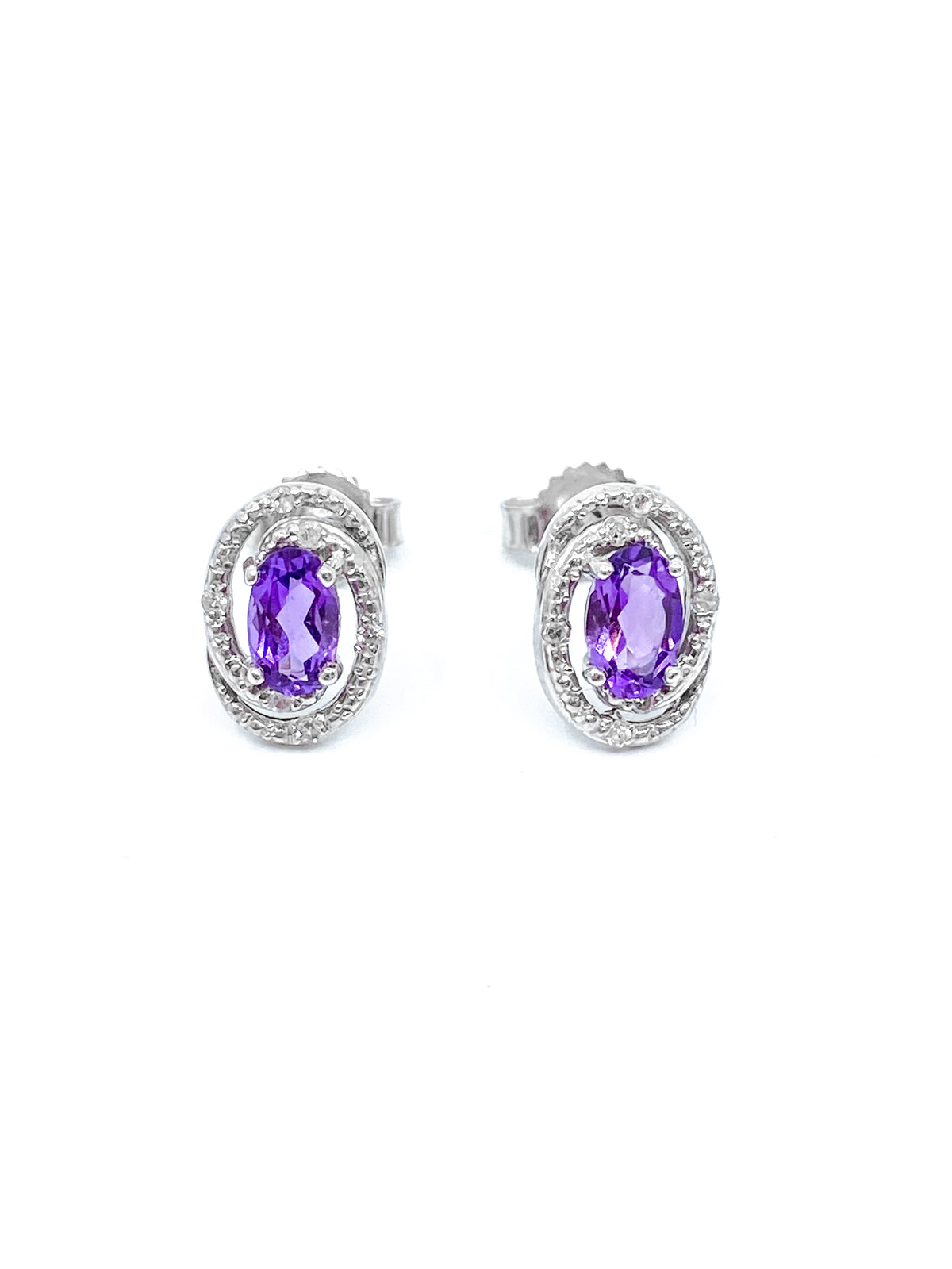 Aretes de plata de ley con amatista de talla ovalada de 0,44 quilates y halo de diamantes de 0,036 quilates