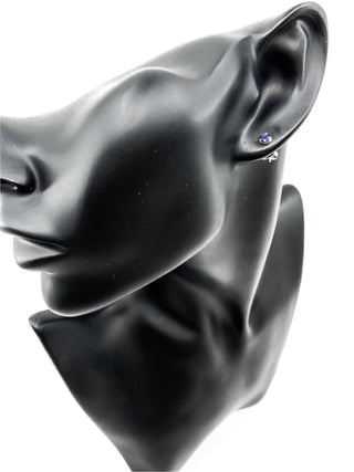 Aretes de oro blanco de 10 quilates con zafiro genuino de 0,60 quilates