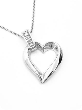 Colgante en forma de corazón con diamantes de 0,02 quilates en oro blanco de 10 quilates, 18"