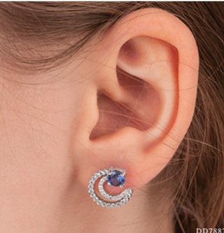 Aretes de diamantes y zafiros blancos creados, zafiro azul creado en oro blanco de 10 quilates