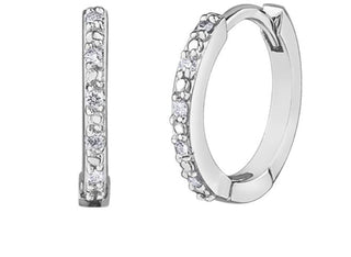 Pendientes tipo argolla/huggie con diamantes de 0,05 quilates en oro blanco de 10 quilates