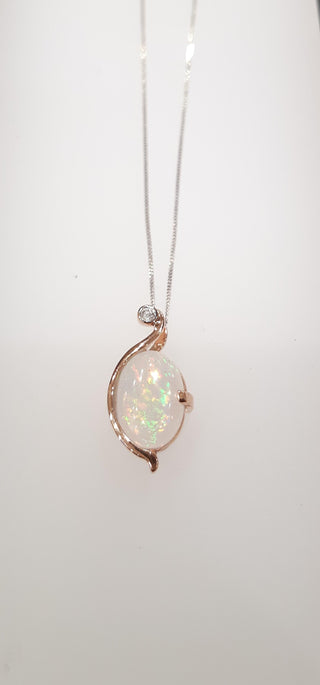Colgante de ópalo y diamantes