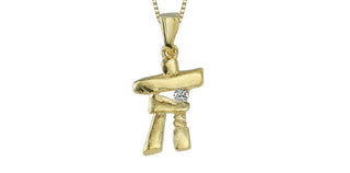 Colgante Inukshuk de diamantes de 0,054 quilates en oro amarillo de 10 quilates, 18"